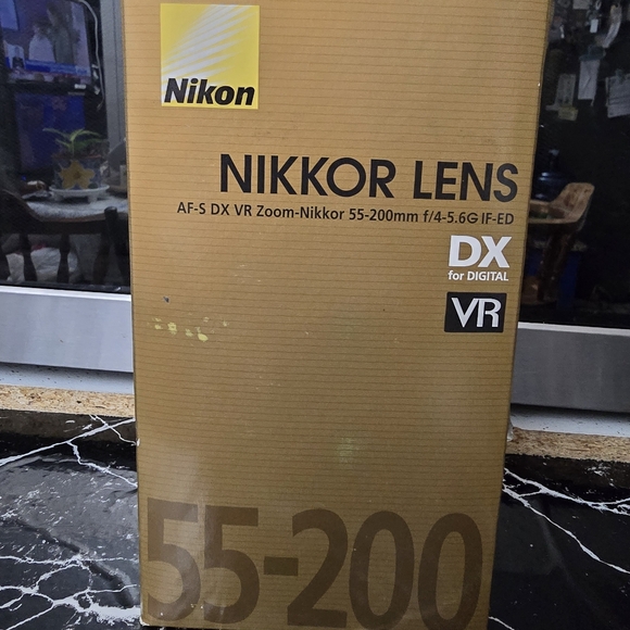 Nikon AF-S DX 55-200mm f/4-5.6 G ED Auto Focus-S DX Nikkor Zoom Lens - Picture 3 of 9